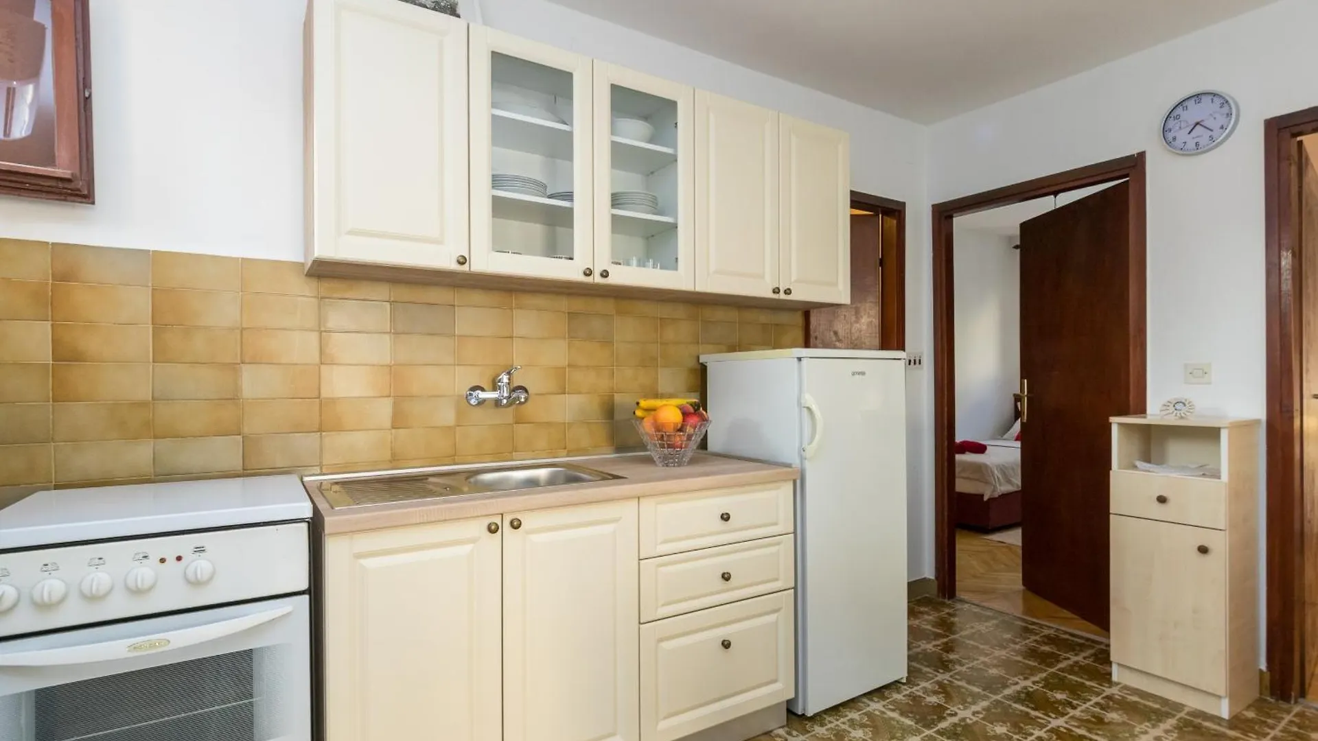 Apartments With A Parking Space Kastel Stafilic, Kastela - 16086 Croatia